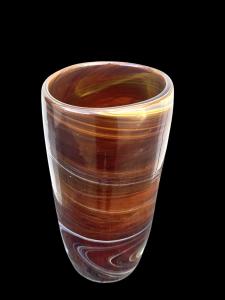 Vaso in vetro soffiato marrone con variegature lattimo a spirale.Murano.