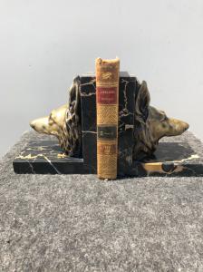 Coppia di fermalibri in bronzo e marmo raffiguranti teste di cane.Firma:H Payen.Francia.