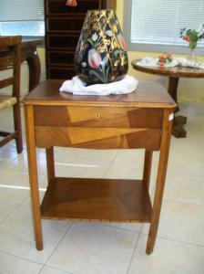 Tavolino da lavoro. 55 l x 40 p x 68 h. 