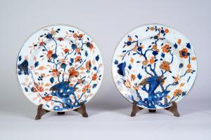 Pair of Imari porcelain plates decorated in cold gold, Japan 18th century