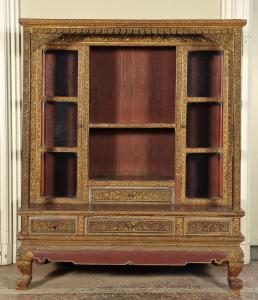 Lacquer wood sideboard with red background richly decorated with golden carvings - Thailand 19th century