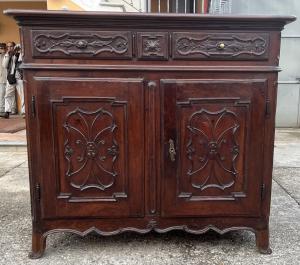 bella credenza a due ante e tre cassetti