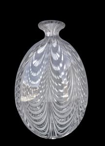 Schwere Glasvase in Sommerso-Technik mit grauen 'Kämmmustern'. Signiert Cenedese. Murano.