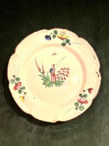 Piatto in maiolica decorato al terzo fuoco con figura orientale e motivi floreali sulla tesa.Strasburgo.Francia.