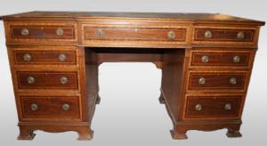 Antica scrivania inglese Vittoriana del 1800 in mogano con filettatura in bois de rose