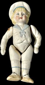 Muñeca de porcelana biscuit articulada representando a un niño vestido de marinero. Alemania.