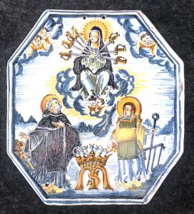 Devotionsfliese mit Mater Dolorosa, dem heiligen Laurentius und dem heiligen Benedikt. Francesco Vicchi Manufaktur. Faenza.