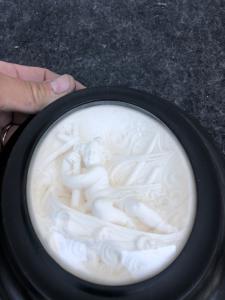 Seichtrelief aus Meerschaum (Magnesit) mit Darstellung einer biblischen Episode. Frankreich.