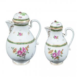 Par de cafeteras de porcelana pintada y dorada. Manufactura Imperial de Viena, principios del siglo XIX.