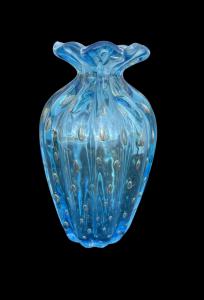 Vasetto in vetro pesante azzurro a corpo costolato e bocca espansa con inclusione di bolle e foglia oro.Manifattura Barovier.Murano.