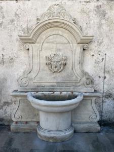 Steinerner Brunnen 190x60x260h