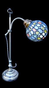 Lampe mit Metallschaft und kugelförmigem Teil mit Bleiglas.