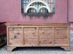 LARGE 18TH CENTURY CHEST