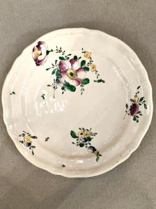 Piatto in maiolica con decoro alla rosa al terzo fuoco.Manifattura Ferretti,Lodi.