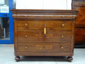 Cassettone in noce massello intarsiato Carlo X Piemonte prima metà 1800