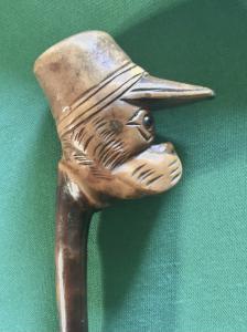 Spazierstock aus einem Stück Buchsbaumholz mit Hundekopf und Hut.