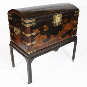 Baú de madeira lacada, decorado com cenas de chinoiseries, Inglaterra, séculos XVIII-XIX