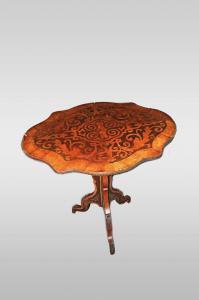 French scallop-edged, sail-shaped coffee table, Louis XV style from the 1800s, inlaid