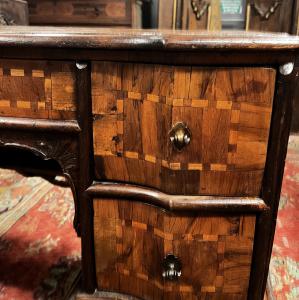 TAV346 - Walnut inlaid writing desk, 18th/19th Century, Dimensions W 130 x H 80 x D 60 - Foto 5
