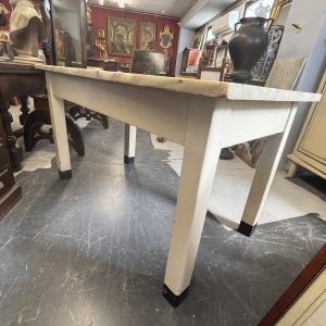 Antiker weiß lackierter Campagnolo-Tisch mit Marmorplatte, 1940er Jahre. Maße 140 x 80