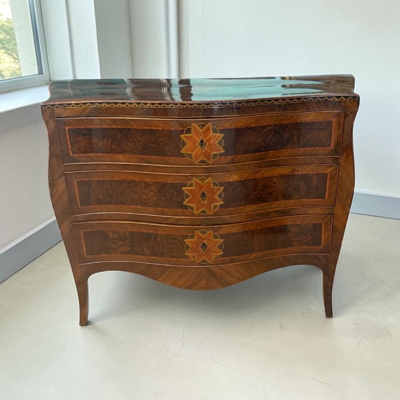 Curved commode of Neapolitan manufacture in precious woods - Louis XIV / Louis XV transition