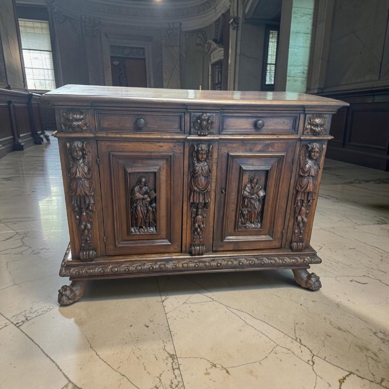 Importante Credenza Rinascimentale in Noce con Stemmi Chigi e Rilievi degli Evangelisti