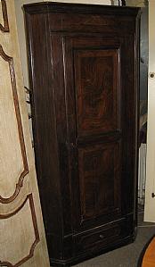 Lombardische Eckvitrine, bemalt mit Wurzelholzimitation
