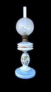 Lampada a olio in vetro lattimo con decoro azzurro e motivi floreali.Manifattura Kosmos Brenner.Germania.