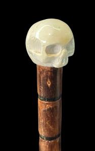 Stock mit elfenbeinfarbenem Knauf in Schädelform.