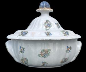Maiolica soup tureen with 'flowering branches' decoration. Dallari Sassuolo manufactory.