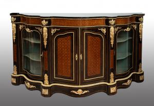 Credenza antica Napoleone III in legni esotici pregiati con innesti di elementi in bronzo dorato. Periodo XIX secolo.