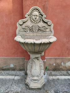 Prestigiosa fontana in marmo nembro - H 170 cm - Venezia