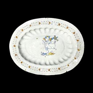 Piatto - vassoio ovale in maiolica baccellata a decoro compendiario con figura di angelo con uccello.Manifattura di Deruta.