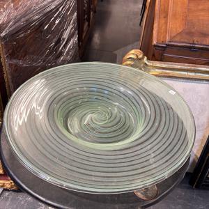 Centrotavola piatto Murano design XX sec anno 1987  Lavorazione a spirale e filigrana Oro/verde.  Firmato LA FILIGRANA 1987 Mis cm 52 