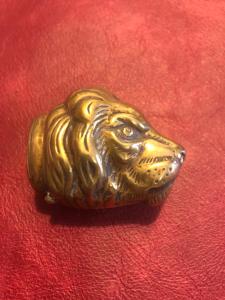 Scatolina portafiammiferi in ottone a forma di testa di Leone.