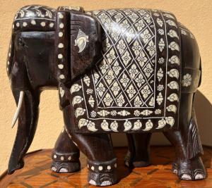 Ebenholz-Elefant mit Intarsien