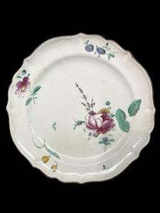 Maiolica plate decorated with a 'rose' in the third firing. Finck Manufacturing, Bologna.