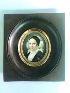 Miniatura  con figura femminile.Cornice in legno di palissandro.