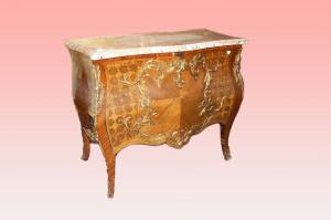 Ricco comò Luigi XV del 1800 con marmo e bronzi