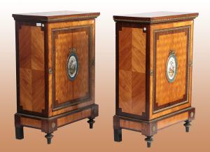 Coppia di credenzini francesi del 1800 in palissandro con medaglio in porcellana di Sevres