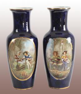 Paar Sevres-Porzellanvasen aus dem 19. Jahrhundert, handbemalt mit galanter Szene