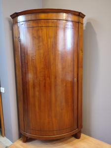 Bauchige Eckvitrine frühes 19. Jahrhundert