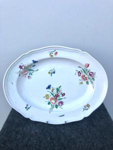 Oval porcelain plate with 'mazzetti' decoration. Doccia-Ginori manufactory.