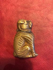 Scatolina portafiammiferi in ottone a forma di cane seduto.