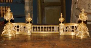 AL311 - Gilt bronze fireside fender, 19th century, dimensions cm L 95 x H 30