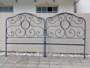 Testata da letto matrimoniale in ferro battuto.