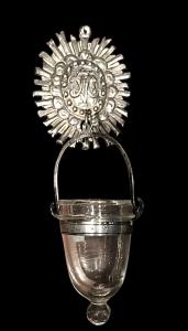 Âmnio de água benta em prata repuxada com taça de cristal. Marca do Estado Pontifício.