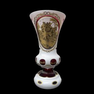 Kristallvase mit Überfangglasur und Schliff, mit vergoldetem Medaillon mit volkstümlichem Motiv. Böhmen.