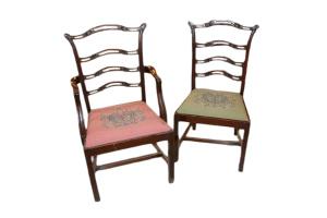 Gruppo di 8 sedie Inglesi stile Chippendale del 1800 in legno di mogano con seduta ricamata a piccolo punto