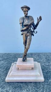 Piccola scultura in bronzo raffigurante Don Chisciotte.Base in alabastro.Russia.